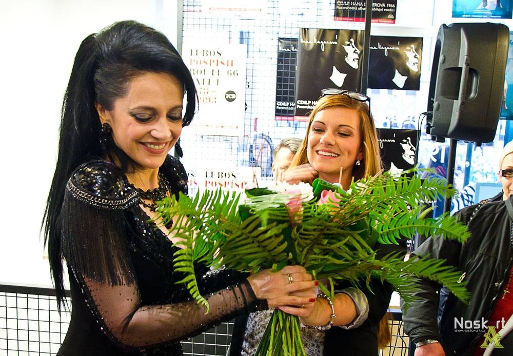 Lucie Bílá rozdávala autogramy v Praze: Podepisovala se vařečka i svatební tenisky