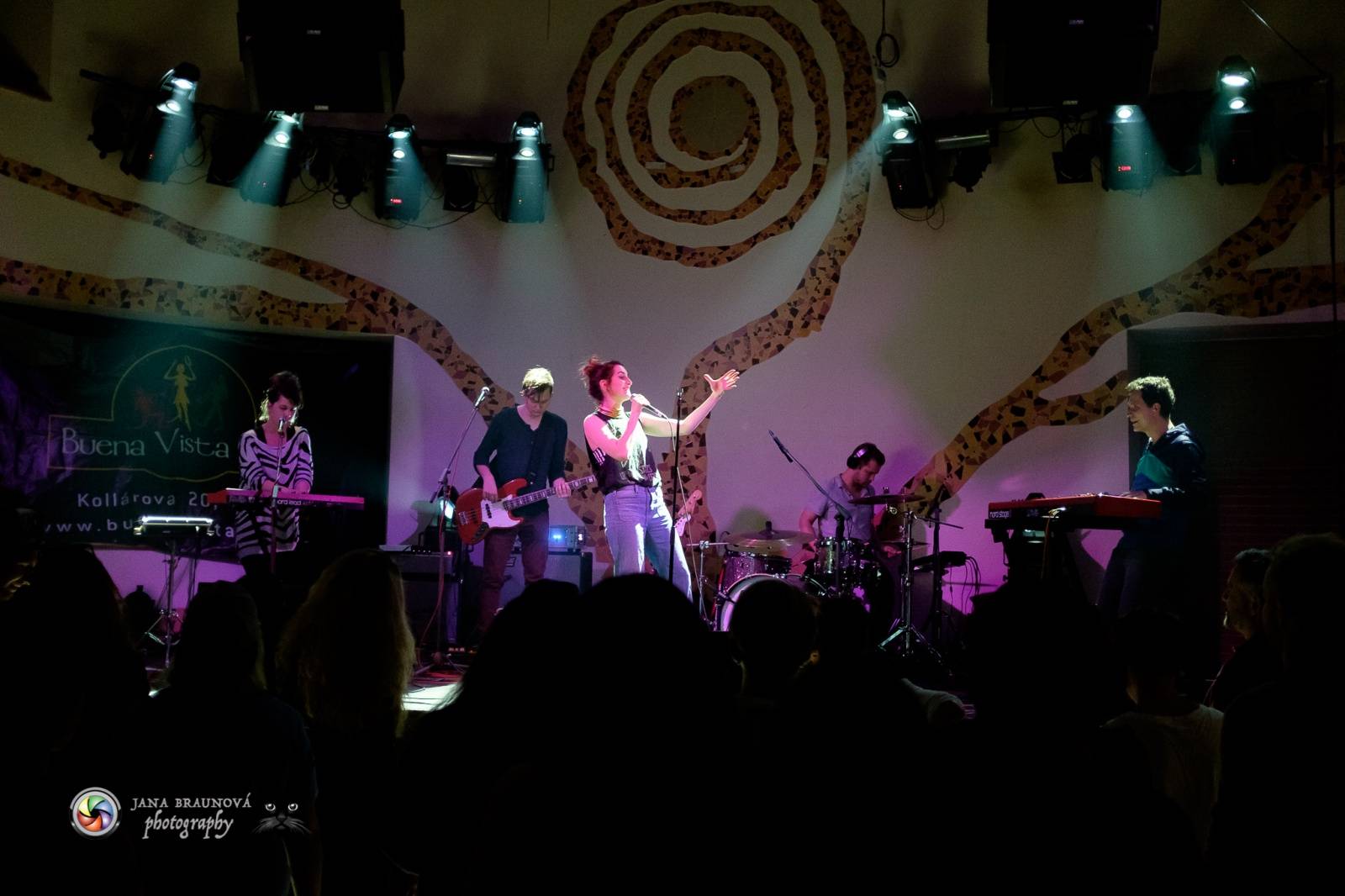 Energická Klára Vytisková pokřtila v plzeňské Buena Vistě debutovou desku Home