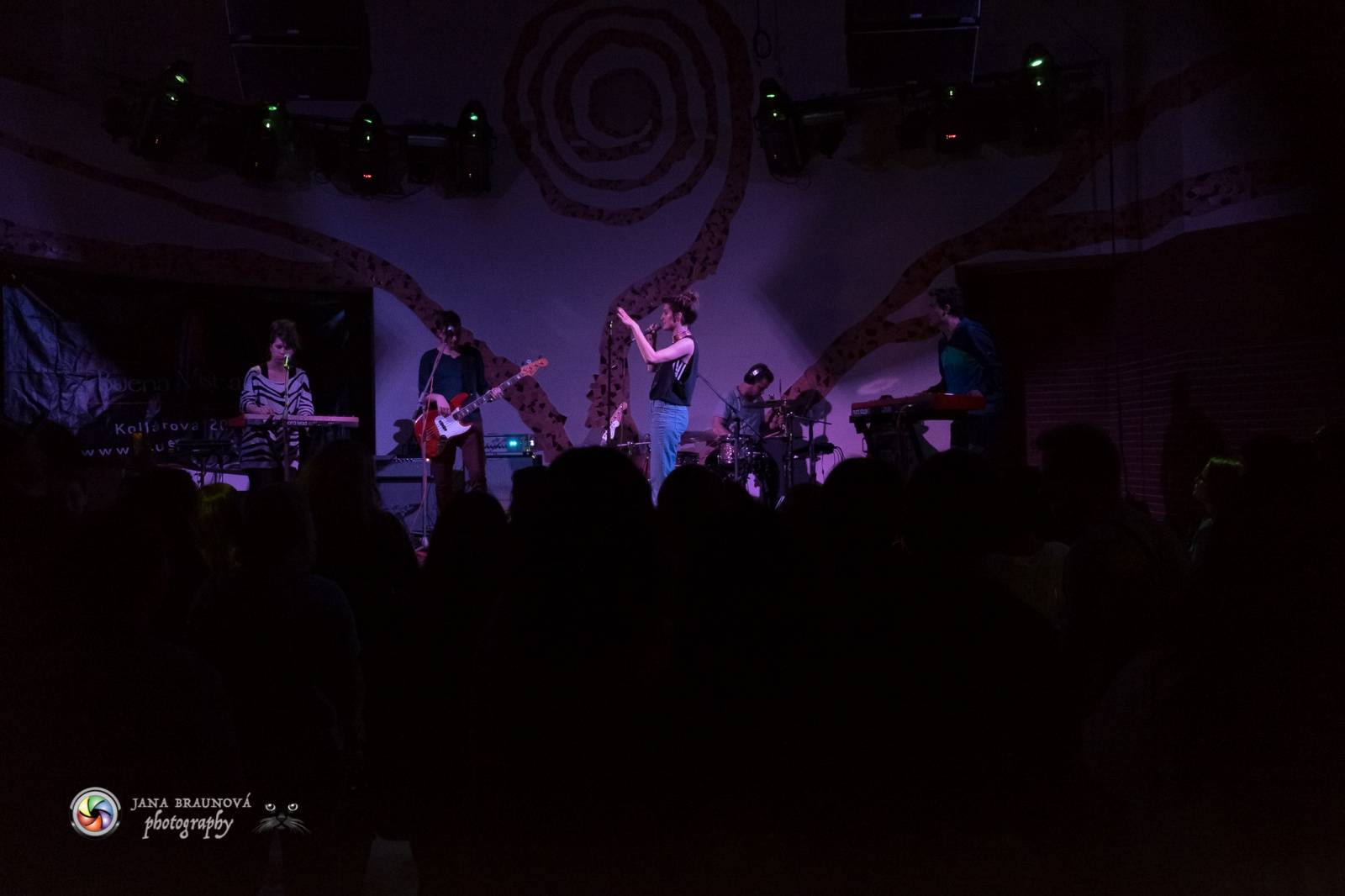 Energická Klára Vytisková pokřtila v plzeňské Buena Vistě debutovou desku Home