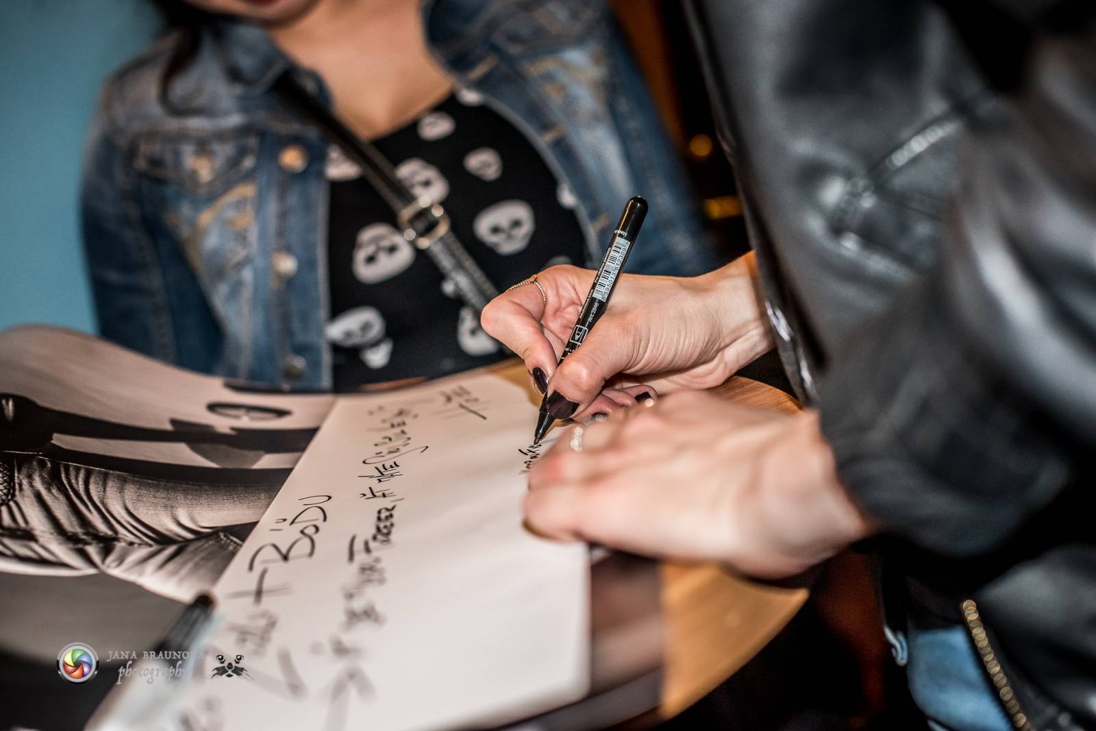 Energická Klára Vytisková pokřtila v plzeňské Buena Vistě debutovou desku Home