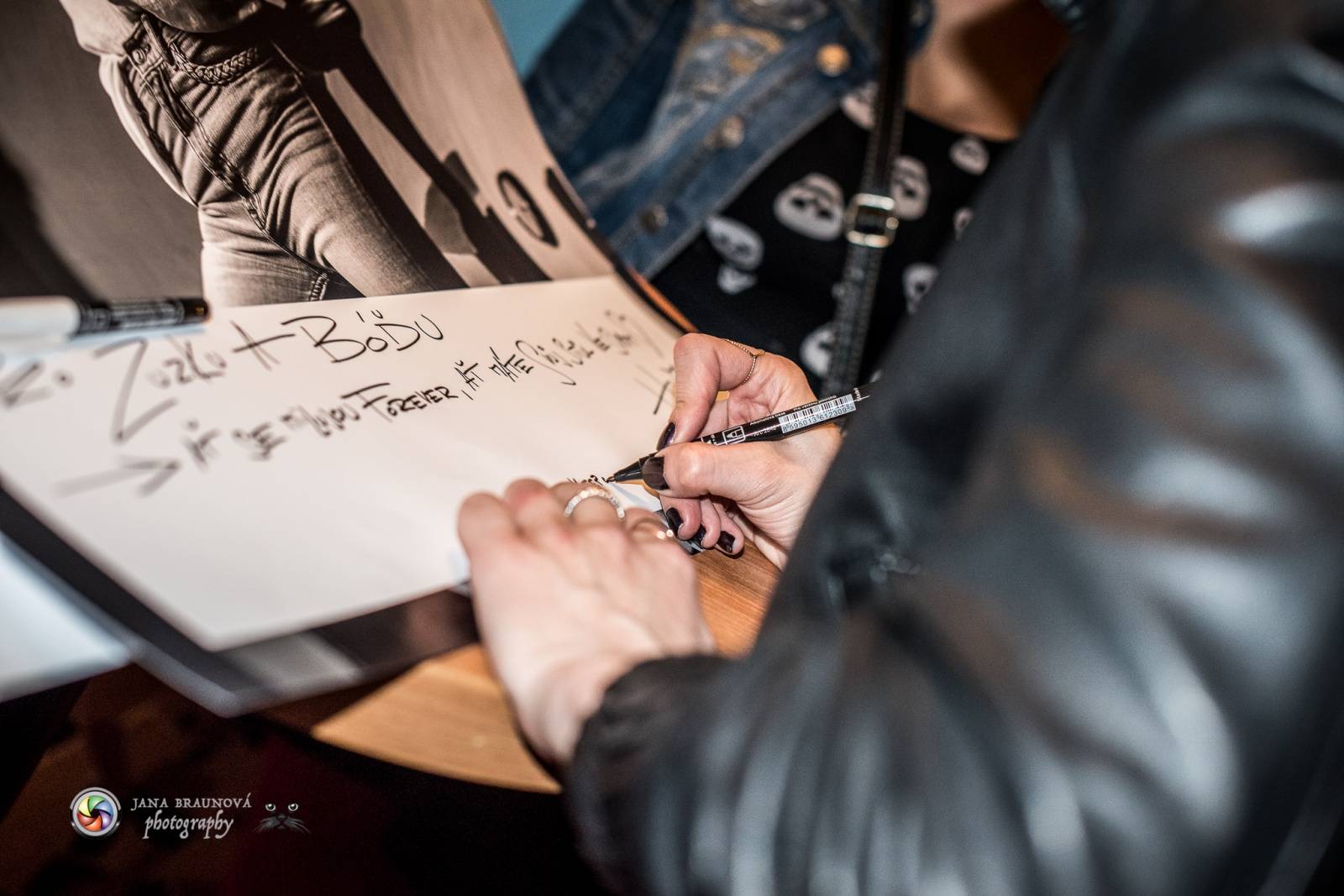 Energická Klára Vytisková pokřtila v plzeňské Buena Vistě debutovou desku Home