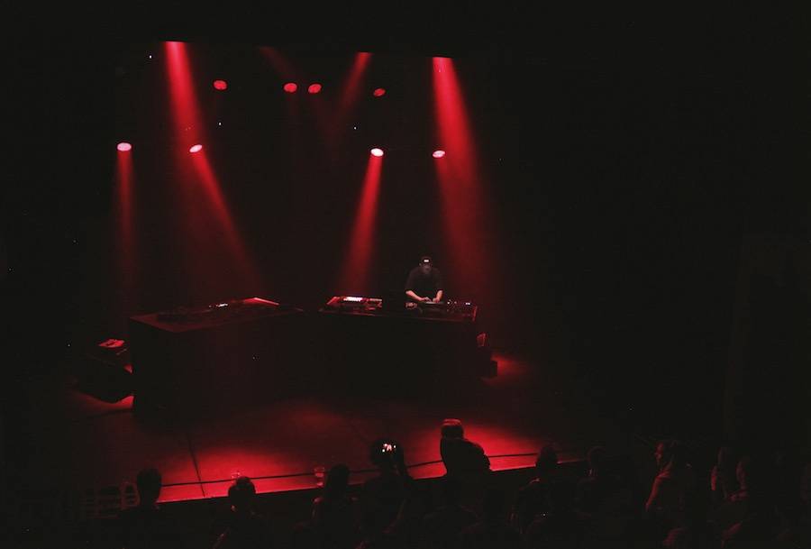 Palác Akropolis rozdunili Synkro a Guy Andrews