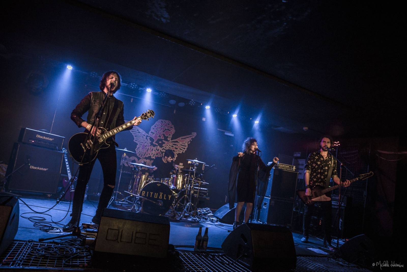 Rituály zpečetili sázku na černou v pražském Rock Café