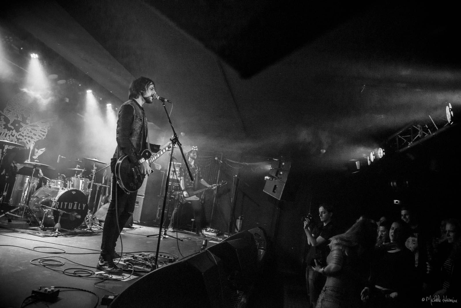 Rituály zpečetili sázku na černou v pražském Rock Café