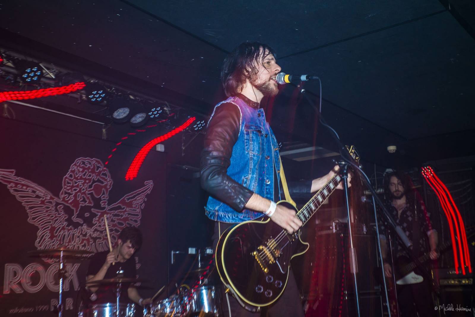 Rituály zpečetili sázku na černou v pražském Rock Café