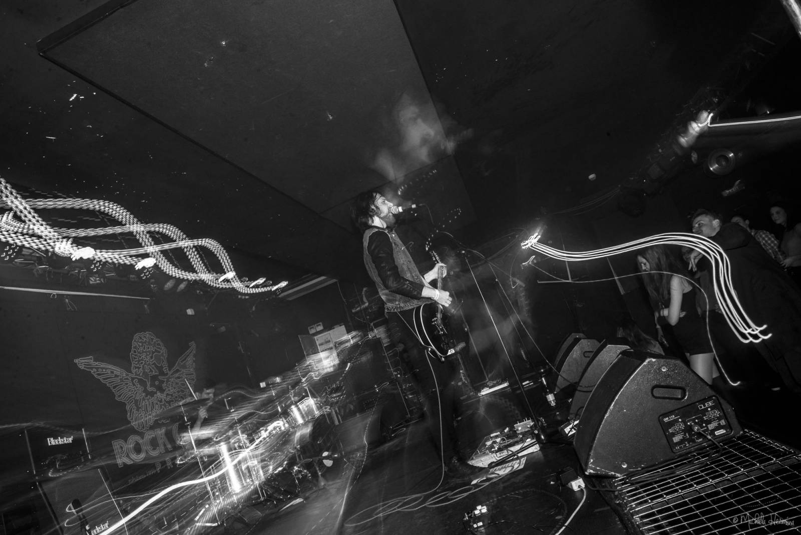 Rituály zpečetili sázku na černou v pražském Rock Café