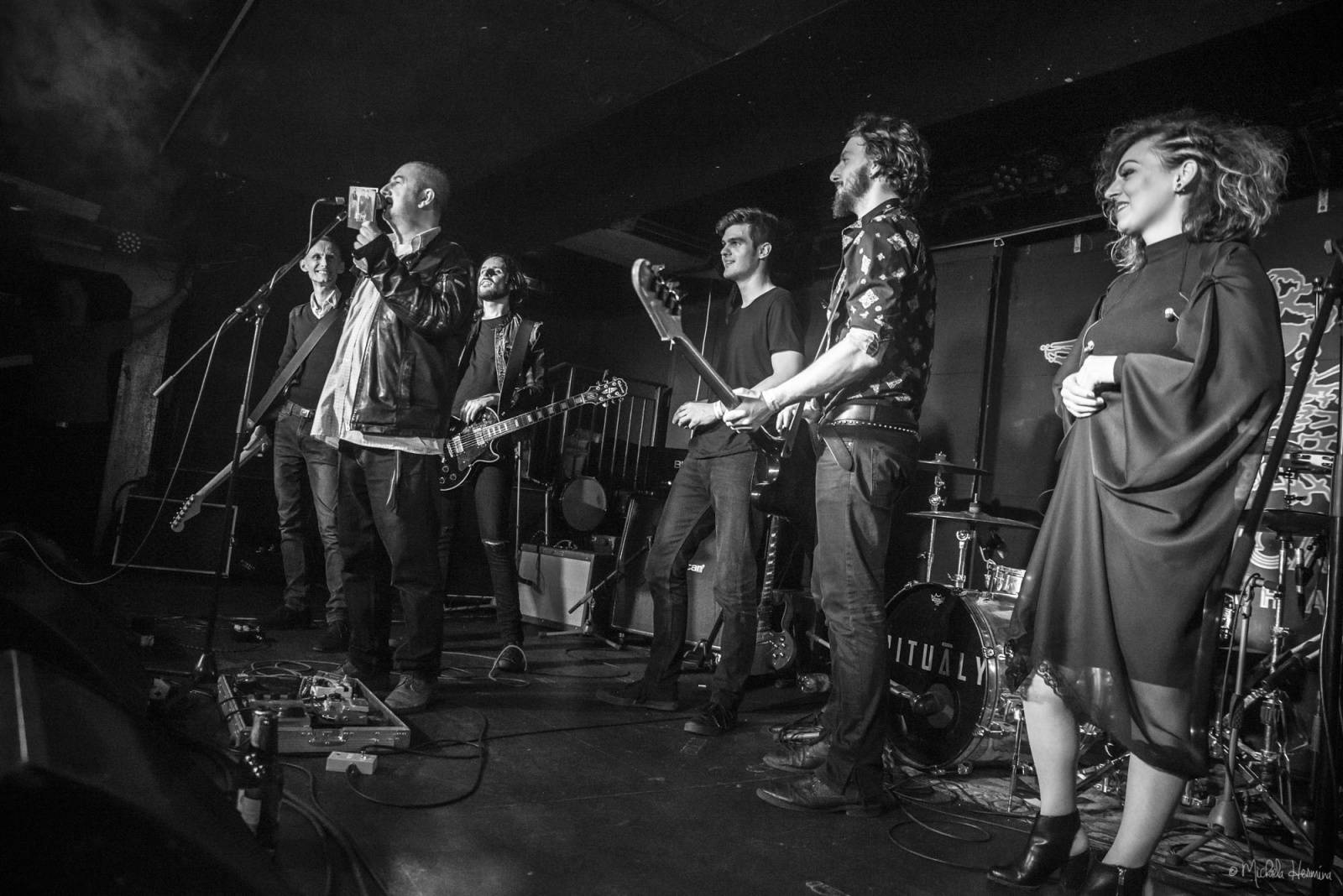 Rituály zpečetili sázku na černou v pražském Rock Café