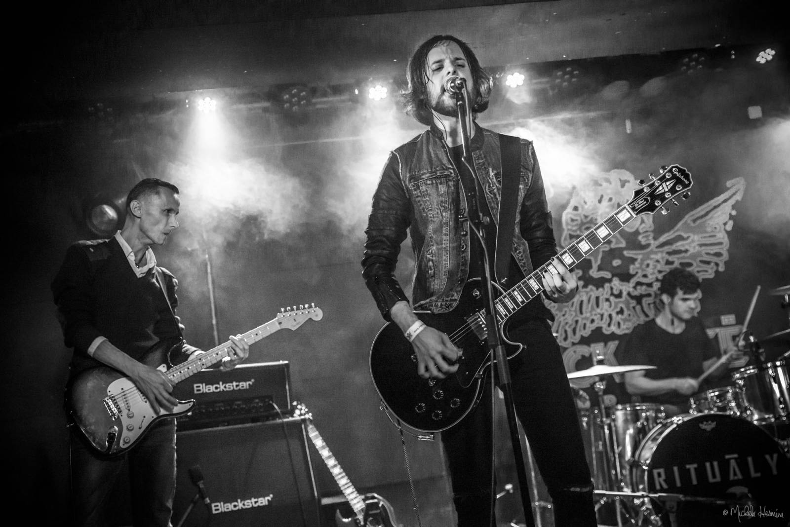 Rituály zpečetili sázku na černou v pražském Rock Café