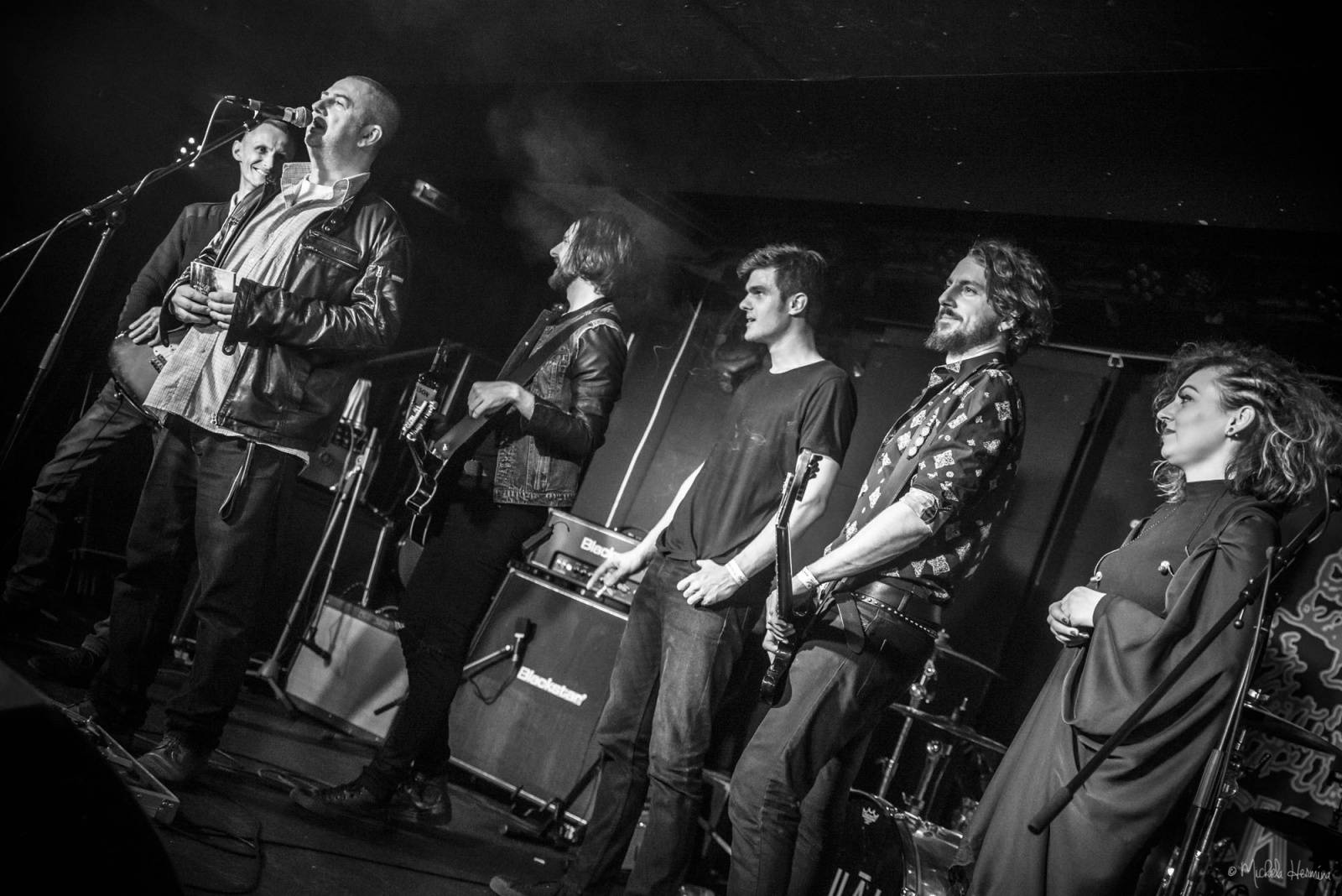 Rituály zpečetili sázku na černou v pražském Rock Café