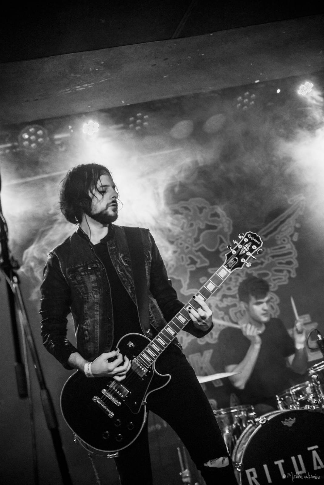 Rituály zpečetili sázku na černou v pražském Rock Café