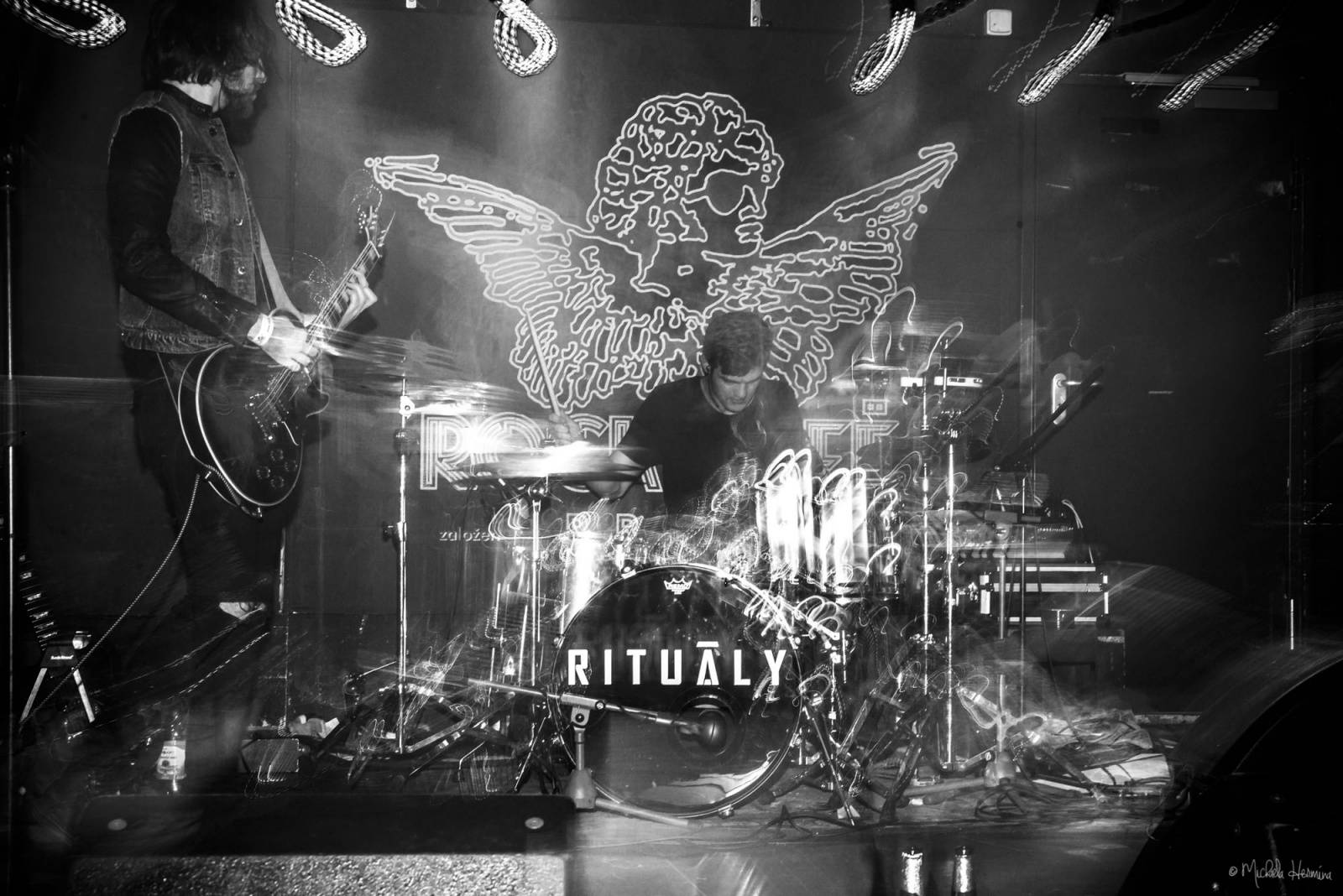 Rituály zpečetili sázku na černou v pražském Rock Café