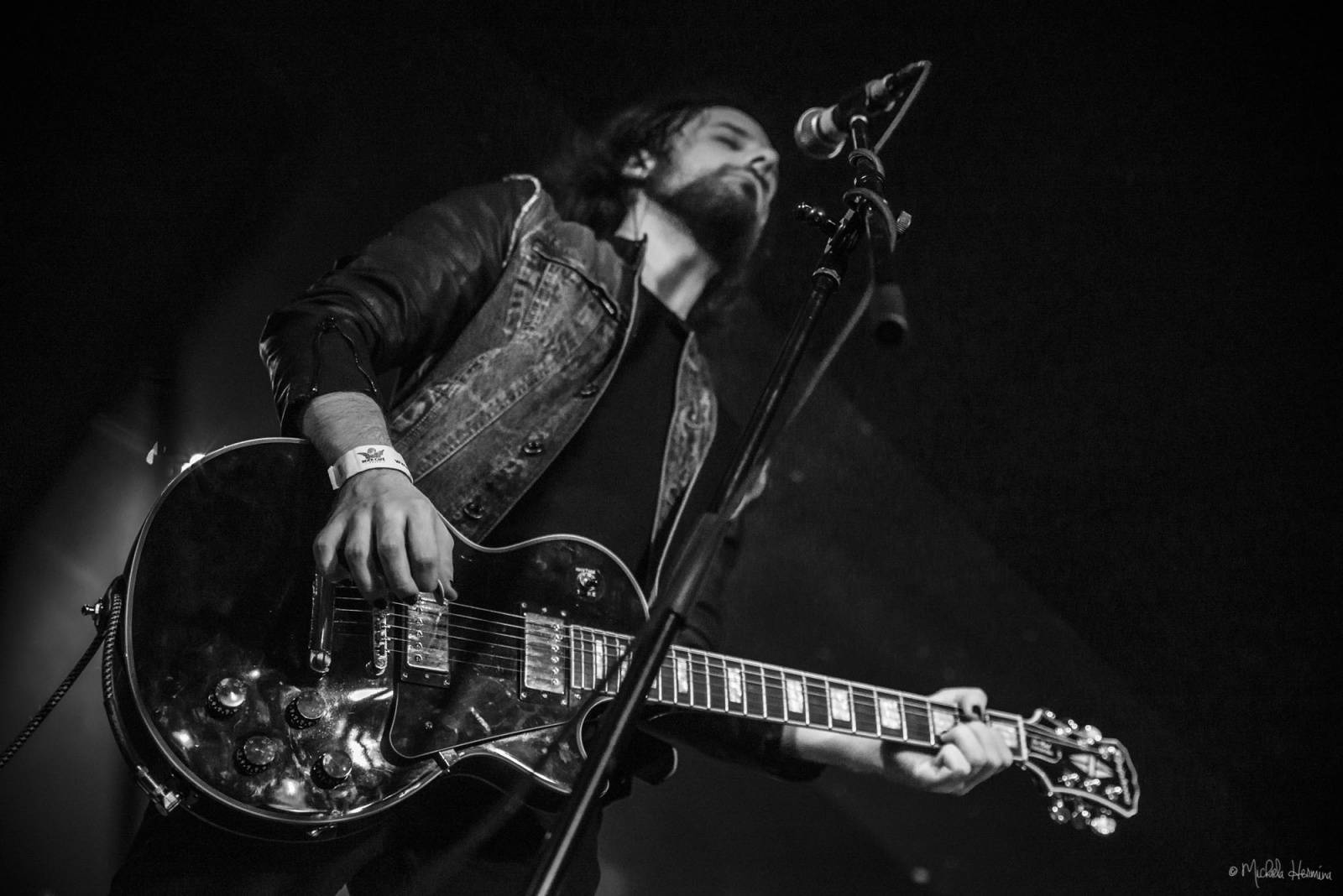 Rituály zpečetili sázku na černou v pražském Rock Café