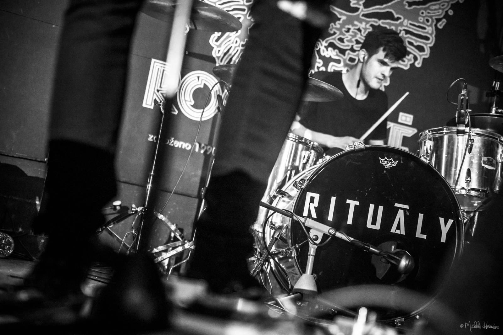 Rituály zpečetili sázku na černou v pražském Rock Café