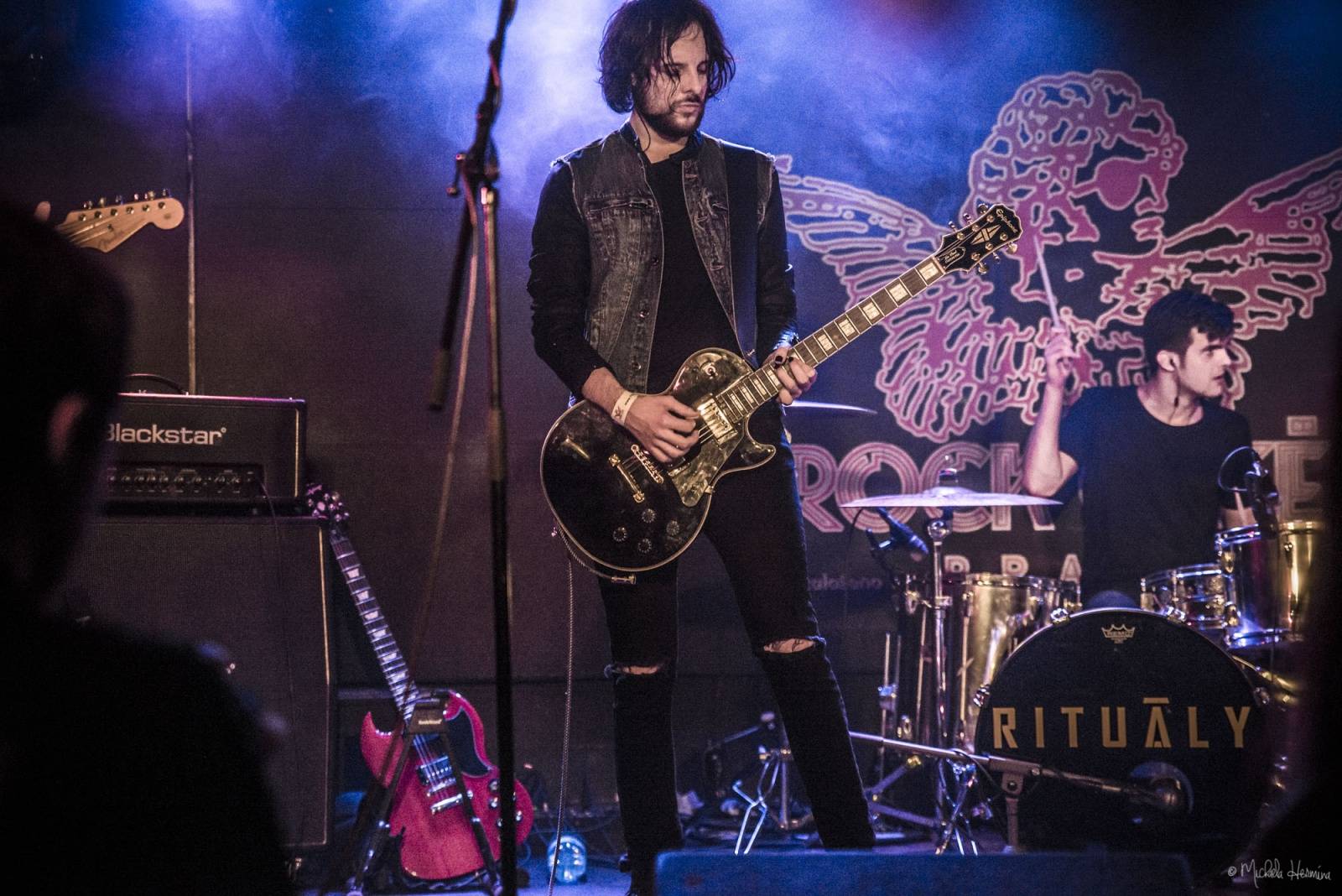 Rituály zpečetili sázku na černou v pražském Rock Café