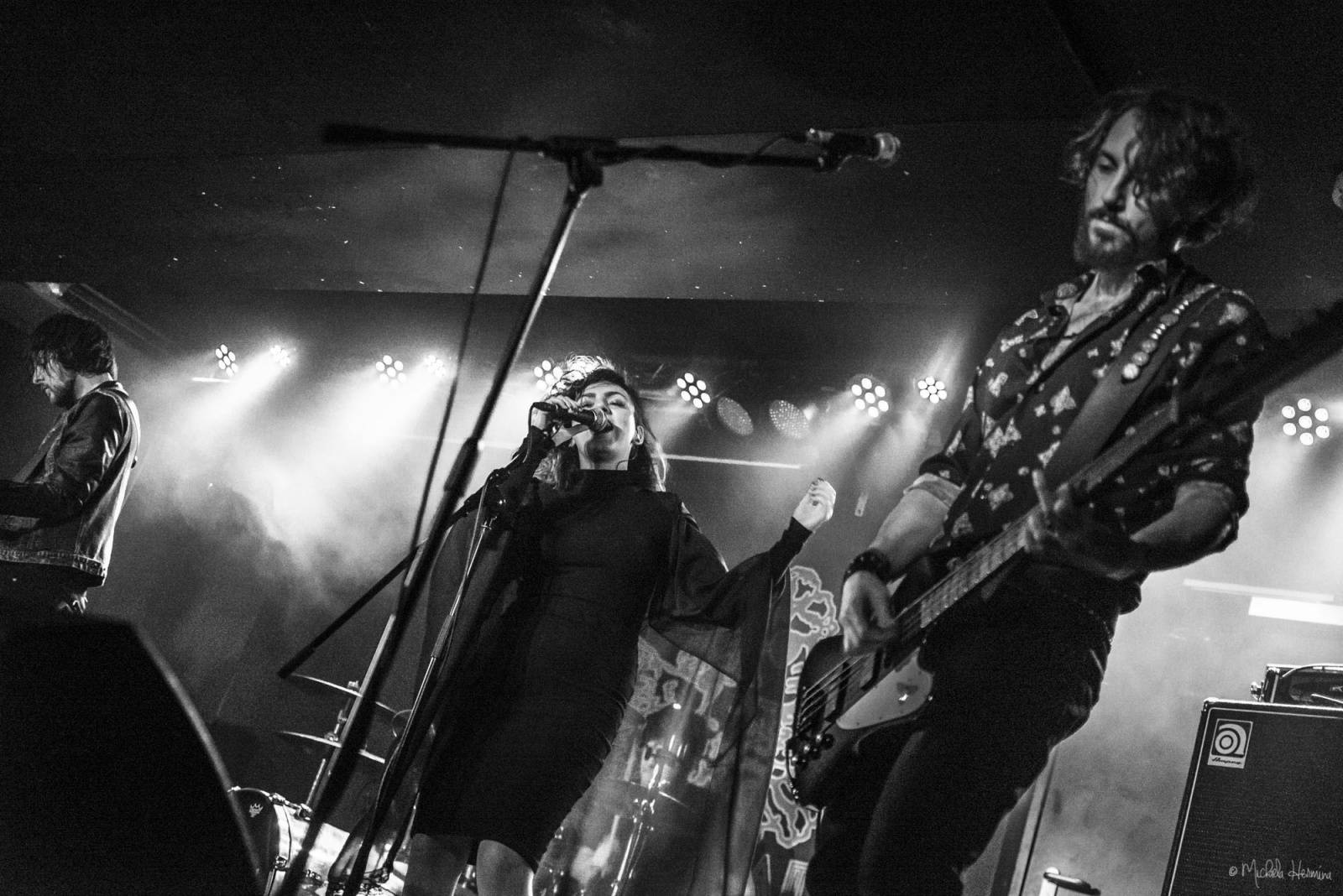 Rituály zpečetili sázku na černou v pražském Rock Café