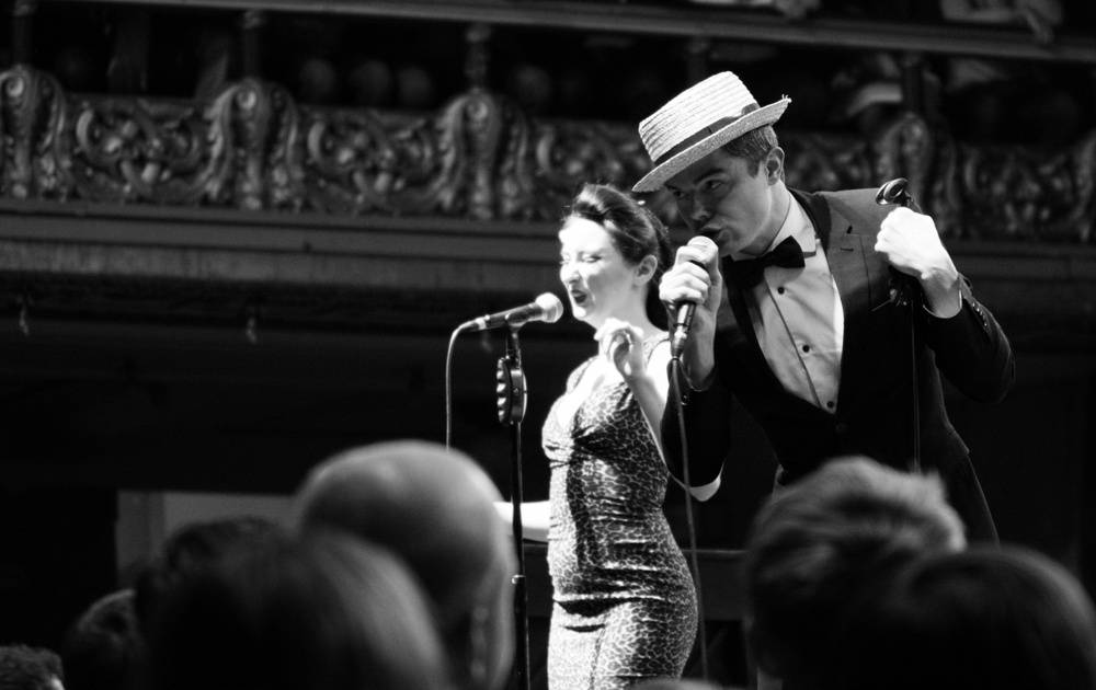 Scott Bradlee a spol. rozbalili Postmodern Jukebox v Lucerně