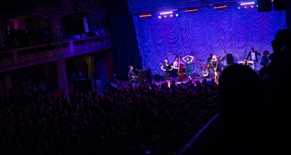 Scott Bradlee a spol. rozbalili Postmodern Jukebox v Lucerně