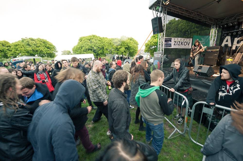 Pražský Apríles: Počasí sice nepřálo, ale program v čele s Cocotte Minute stál za to
