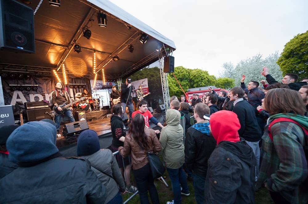 Pražský Apríles: Počasí sice nepřálo, ale program v čele s Cocotte Minute stál za to