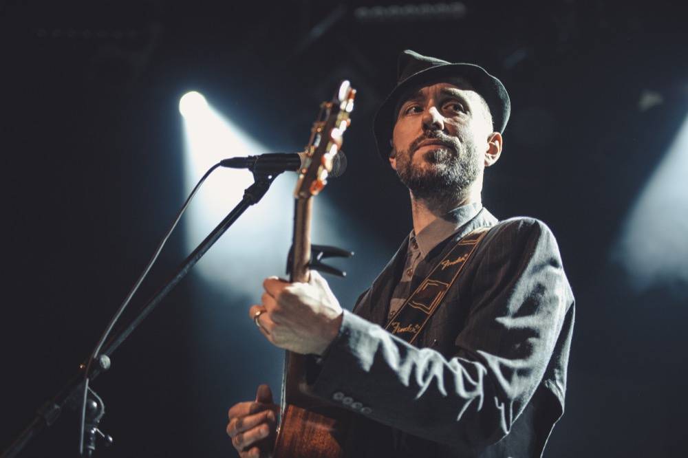 Charlie Winston předvedl Lucerna Music Baru hity i svou sestru