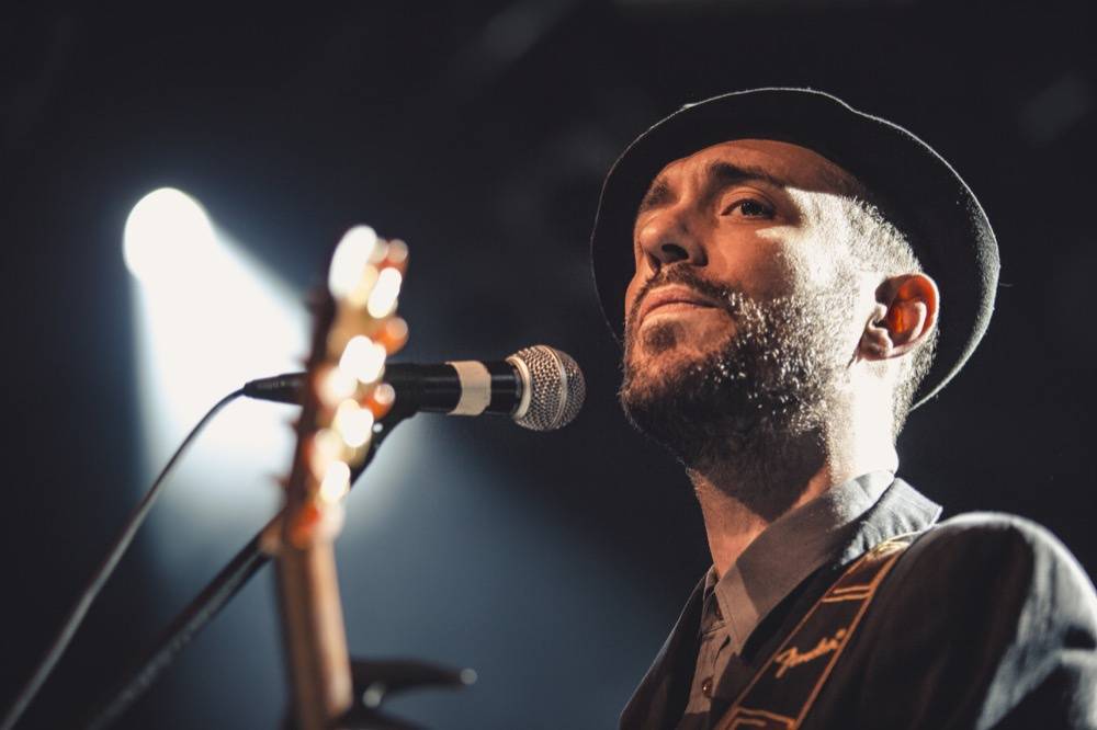 Charlie Winston předvedl Lucerna Music Baru hity i svou sestru