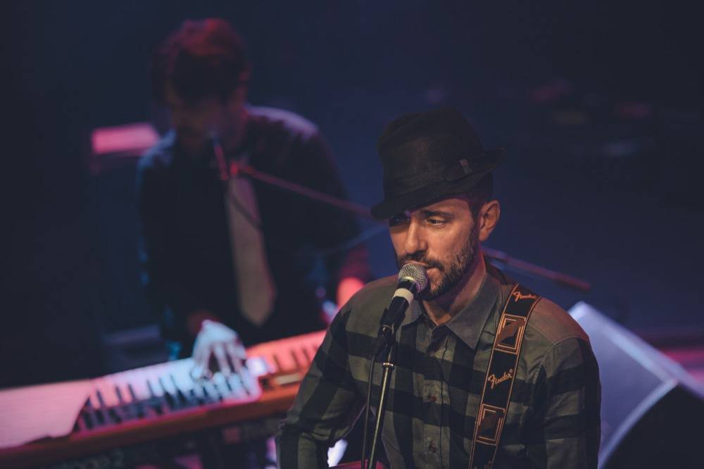 Charlie Winston předvedl Lucerna Music Baru hity i svou sestru