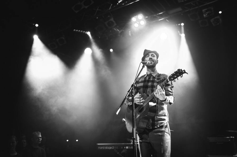 Charlie Winston předvedl Lucerna Music Baru hity i svou sestru