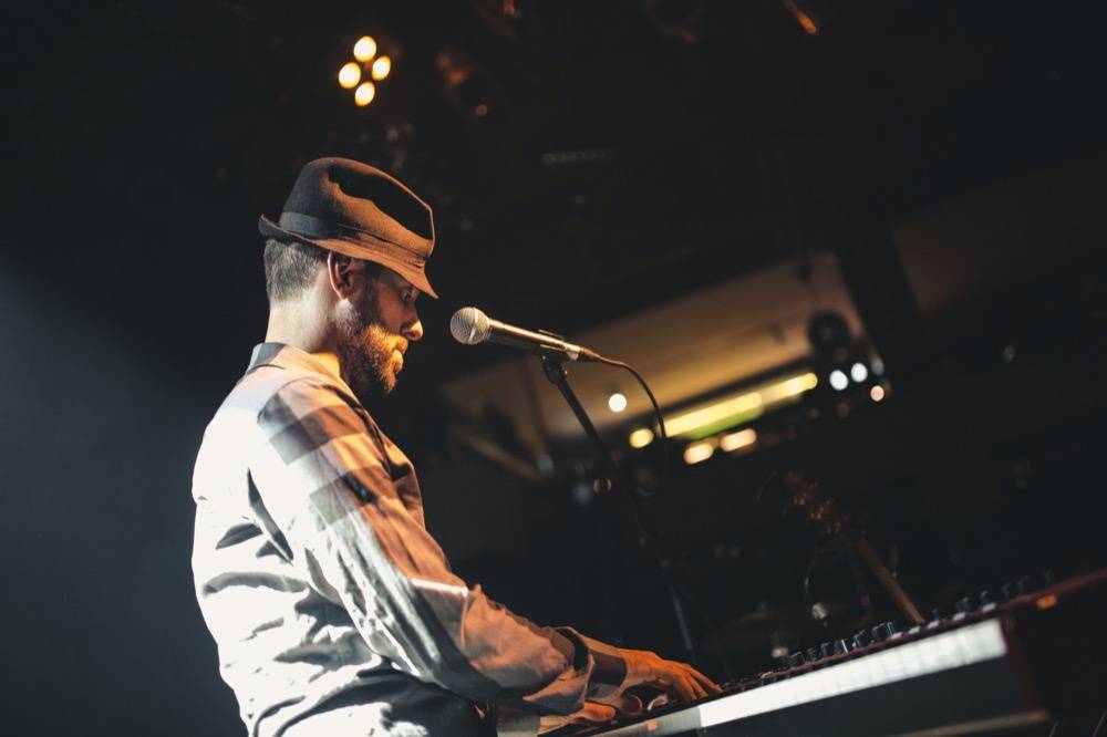 Charlie Winston předvedl Lucerna Music Baru hity i svou sestru