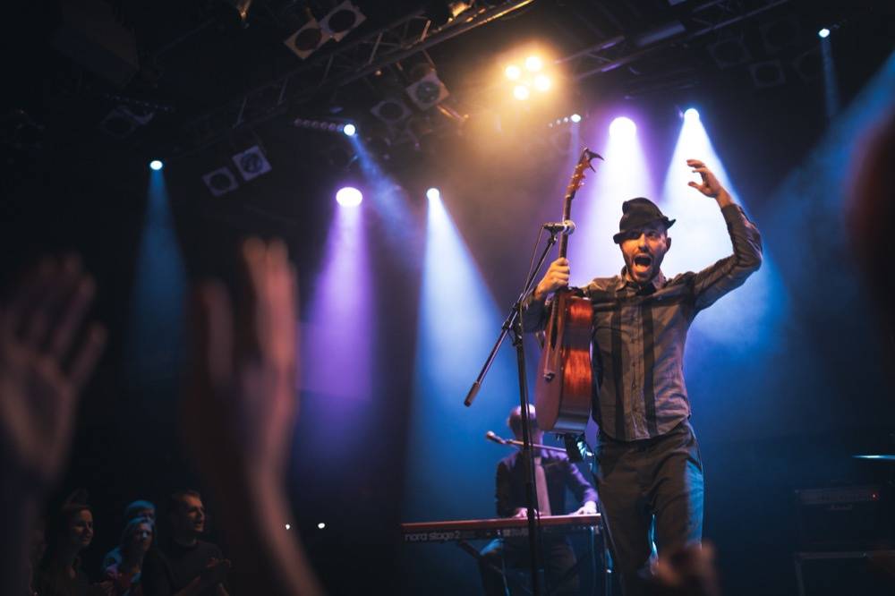 Charlie Winston předvedl Lucerna Music Baru hity i svou sestru