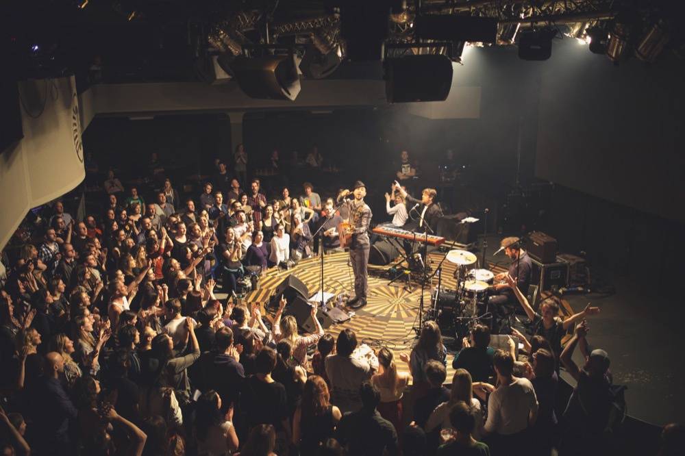 Charlie Winston předvedl Lucerna Music Baru hity i svou sestru