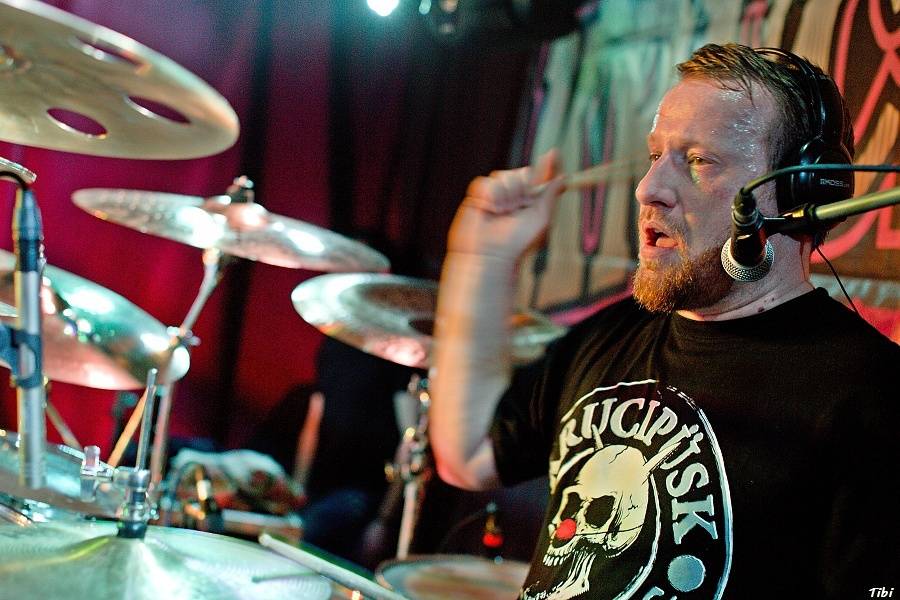 Krucipüsk v Českých Budějovicích: narvaný klub, metalová řežba i pohled do zákulisí