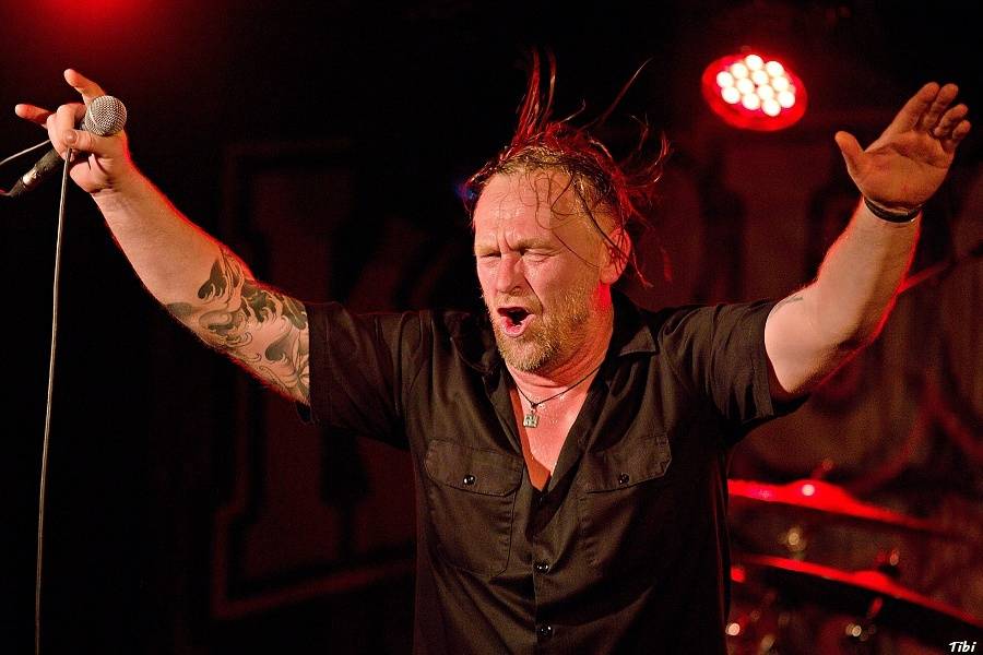 Krucipüsk v Českých Budějovicích: narvaný klub, metalová řežba i pohled do zákulisí