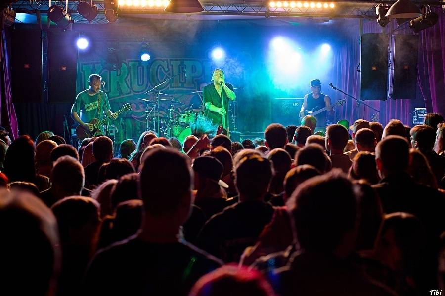 Krucipüsk v Českých Budějovicích: narvaný klub, metalová řežba i pohled do zákulisí