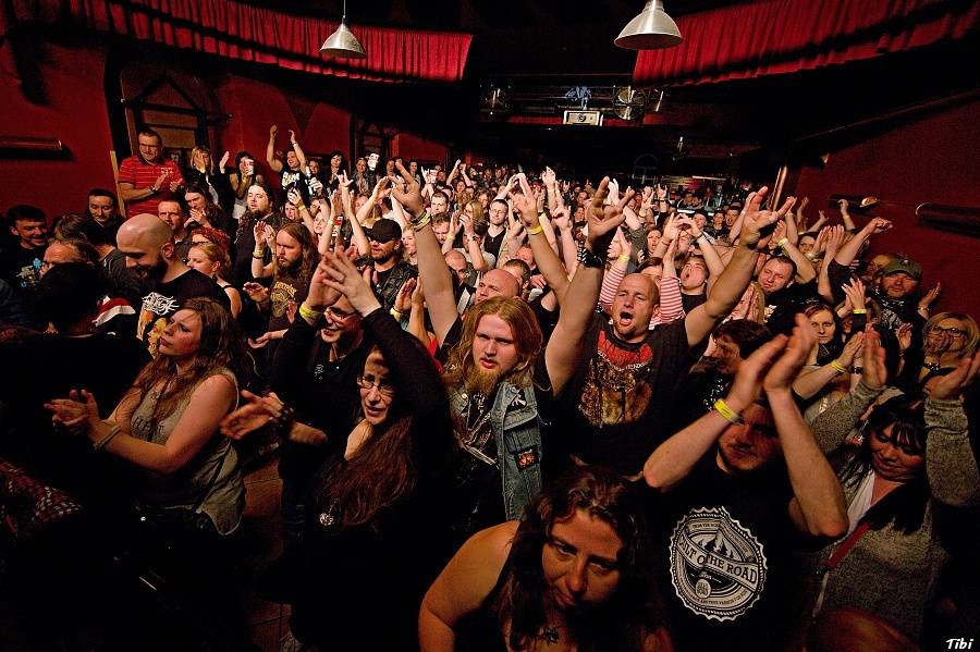 Krucipüsk v Českých Budějovicích: narvaný klub, metalová řežba i pohled do zákulisí