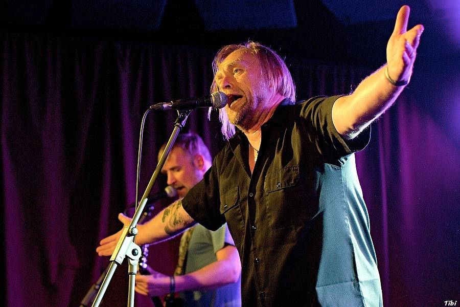 Krucipüsk v Českých Budějovicích: narvaný klub, metalová řežba i pohled do zákulisí