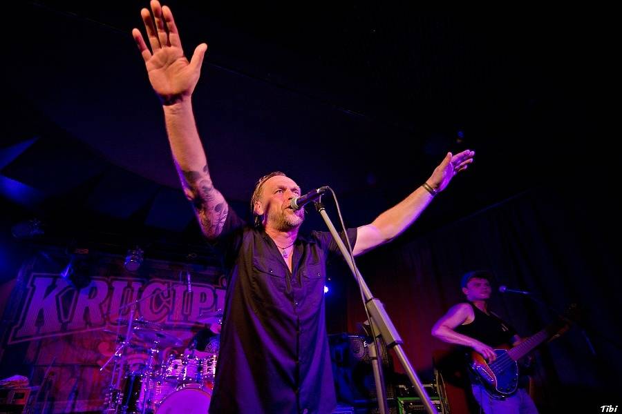 Krucipüsk v Českých Budějovicích: narvaný klub, metalová řežba i pohled do zákulisí