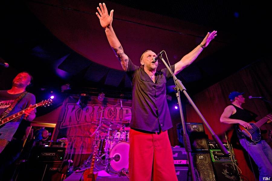 Krucipüsk v Českých Budějovicích: narvaný klub, metalová řežba i pohled do zákulisí