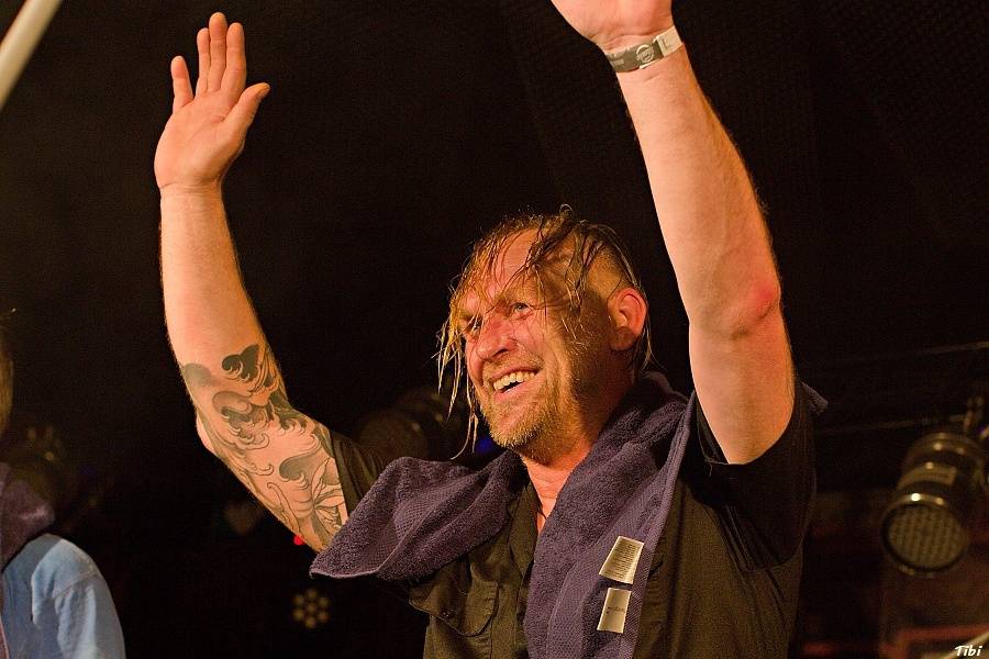 Krucipüsk v Českých Budějovicích: narvaný klub, metalová řežba i pohled do zákulisí