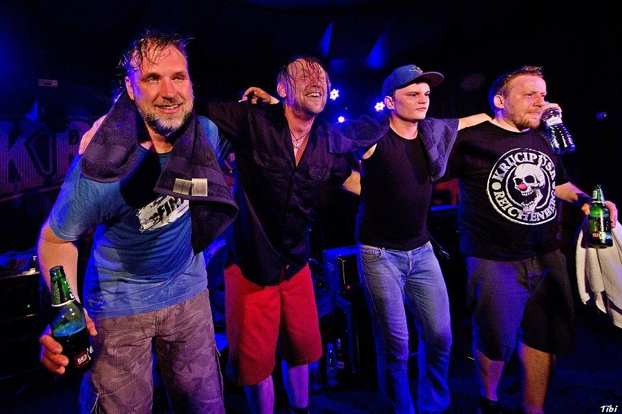 Krucipüsk v Českých Budějovicích: narvaný klub, metalová řežba i pohled do zákulisí