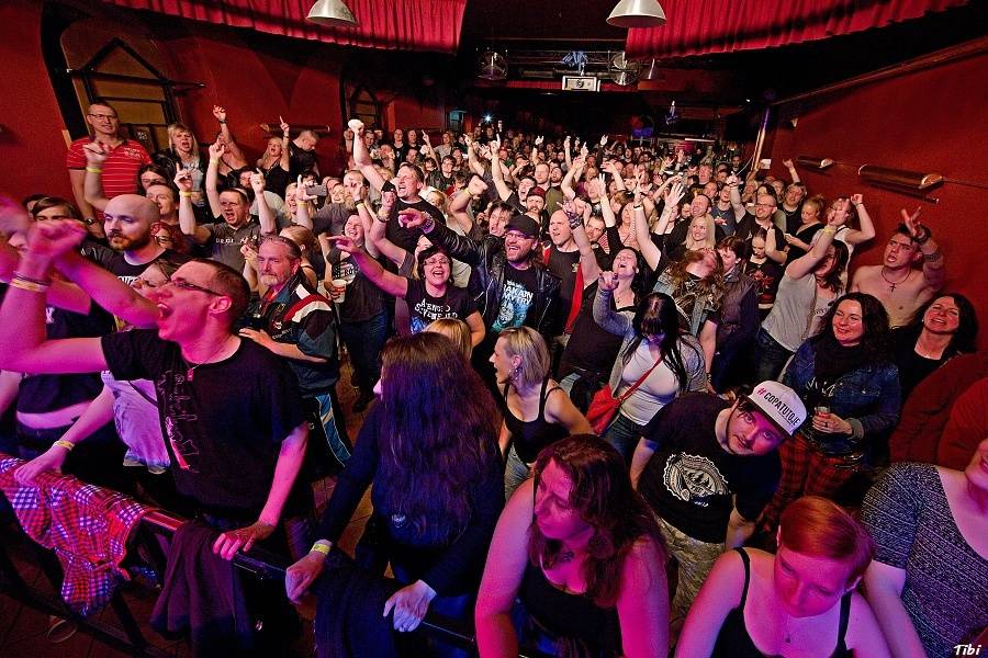 Krucipüsk v Českých Budějovicích: narvaný klub, metalová řežba i pohled do zákulisí