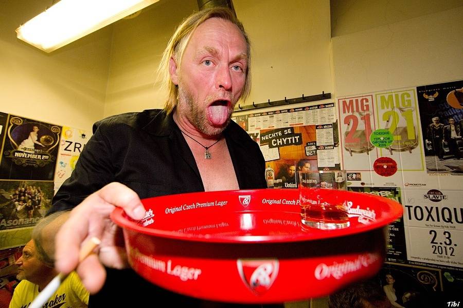 Krucipüsk v Českých Budějovicích: narvaný klub, metalová řežba i pohled do zákulisí