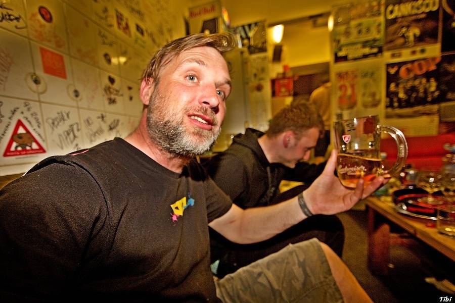 Krucipüsk v Českých Budějovicích: narvaný klub, metalová řežba i pohled do zákulisí