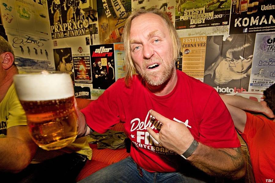 Krucipüsk v Českých Budějovicích: narvaný klub, metalová řežba i pohled do zákulisí