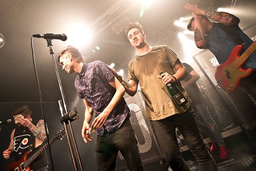 Pokřtěno! We On The Moon oslavili novou desku s fanoušky v Brně