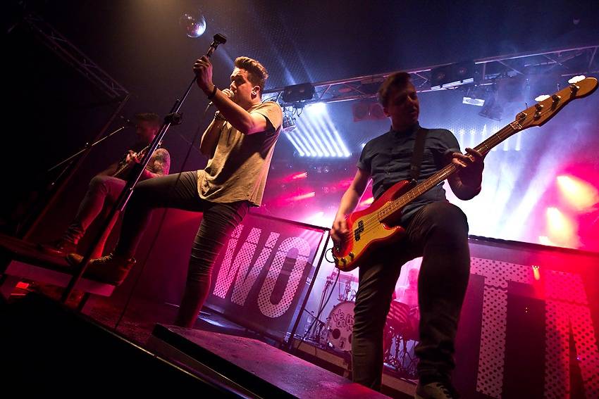 Pokřtěno! We On The Moon oslavili novou desku s fanoušky v Brně