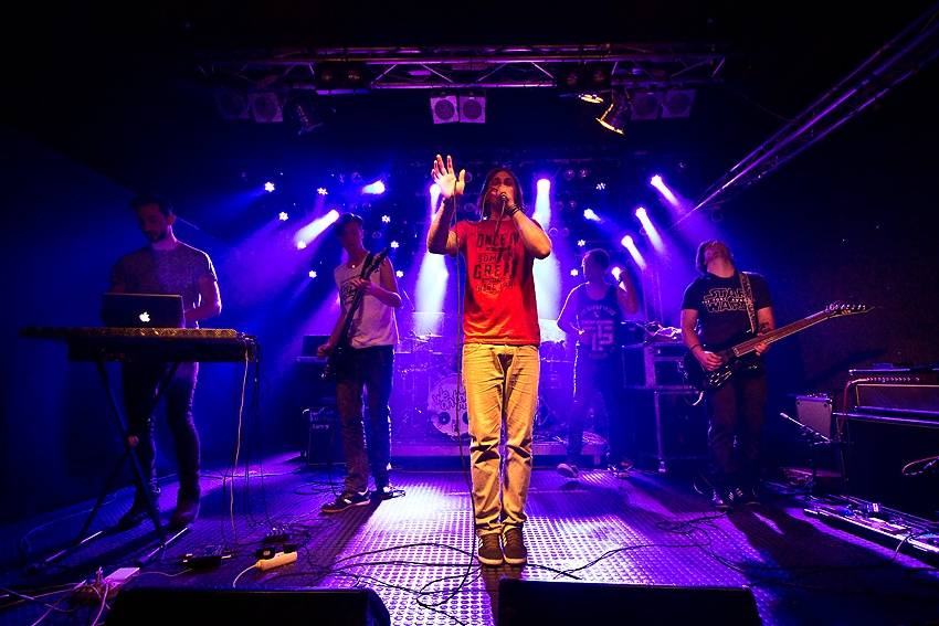 Pokřtěno! We On The Moon oslavili novou desku s fanoušky v Brně