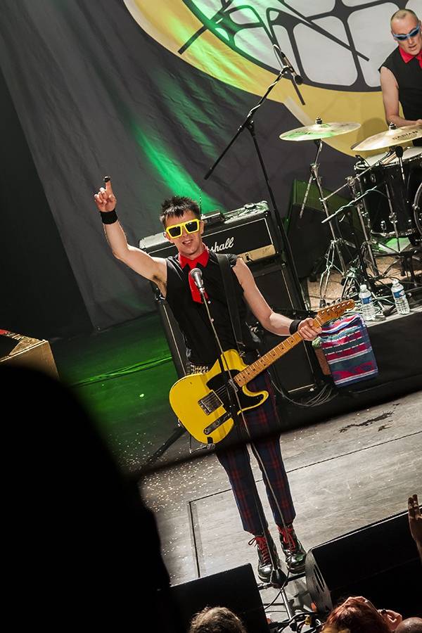 The Toy Dolls řádili ve vyprodané Akropoli: Vzduchem létalo pivo i balónky