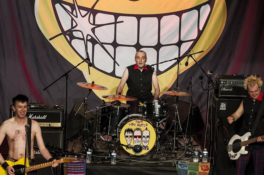 The Toy Dolls řádili ve vyprodané Akropoli: Vzduchem létalo pivo i balónky