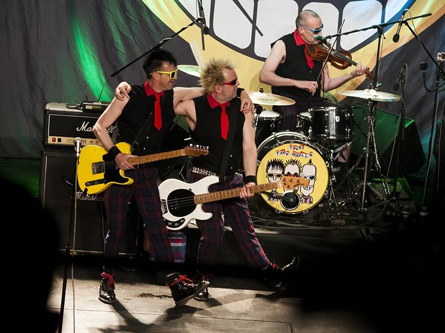 The Toy Dolls řádili ve vyprodané Akropoli: Vzduchem létalo pivo i balónky