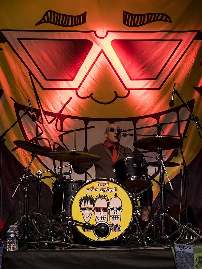 The Toy Dolls řádili ve vyprodané Akropoli: Vzduchem létalo pivo i balónky